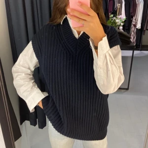 Samsøe väst  - Säljer denna populära samsøe västen som inte går att få tag på längre, den är oversized detta är xs! Så den passar mellan xs-L beroende på hur man vill ha den. Jag har normalt S och den sitter som på bilden på mig. UNISEX!!! Både herr och dam modell 