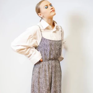 Snygg klänning! - Passar perfekt till en vit skjorta! Bra skick!