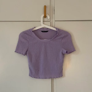 lila t-shirt - tröjan är från shein och är i storlek s och på mig sitter tröjan perfekt! 20kr+frakt, jag står inte för postens slarv och köpt=köpt, önskas fler bilder är det bara att höra av sig till mig så löser jag det! 