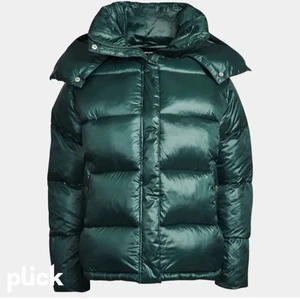Grön puffer jacka - Köptes här på plick för ett tag sedan men var förstor. Den är i nyskick och väldigt varm och mysig, har en avtagbar luva. Bilden är lånad💗