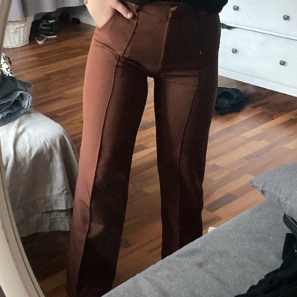 Säljer vidare dessa ASSNYGGA kostymbyxor från madlady då dem inte kommer komma till användning ! Endast använda 1 gång 🤎🙌 sitter som en smäck ! Förlånga för mig som är ca 161 cm !Modell PERFECT FIT SUIT PANTS 1 - BROWN. Jeans & Byxor.