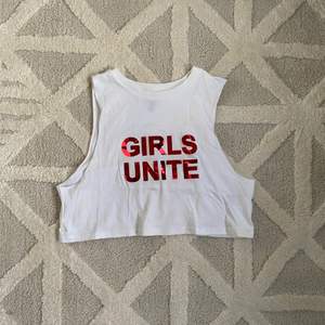 Vitt linne med tryck ”girls unite” från H&M. Storlek M!!! Säljer för 20kr, frakt tilkommer🚚🤍🤍