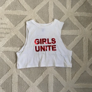 Vitt linne - Vitt linne med tryck ”girls unite” från H&M. Storlek M!!! Säljer för 20kr, frakt tilkommer🚚🤍🤍