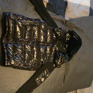 Moncler cardigan  - Hej säljer nu jackan med en tår i skit snygg jacka passar allt men behöver pengar jackan äkta men har ej kvitto å sont  den har qr kode  å du ser att den e äkta fler bilder kan skickas vid intresse bytten kan va intressanta pris går p diskutera lite granna storlek 1 vilket motsvarar s stor i storlekn