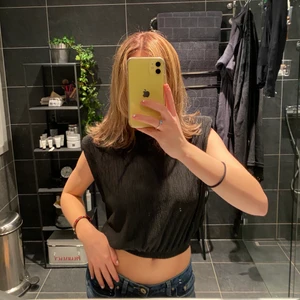 Zara topp - Supersöt festlig croppad t-T-shirt med axelvaddar från zara!