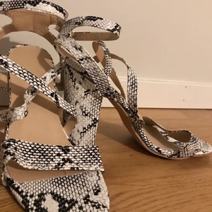 Klackskor  - ormskinns mönstrade klackskor i storlek 38. Aldrig använt . Tjock och inte jätte hög klack. 