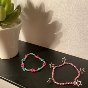 Smycken 💕💕💕💕 - 4 unika fina armband och ett plain super fint halsband💕💕 35 kr styck för armbanden och 40 kr för halsbandet. Skriv för eventuella frågor!!!