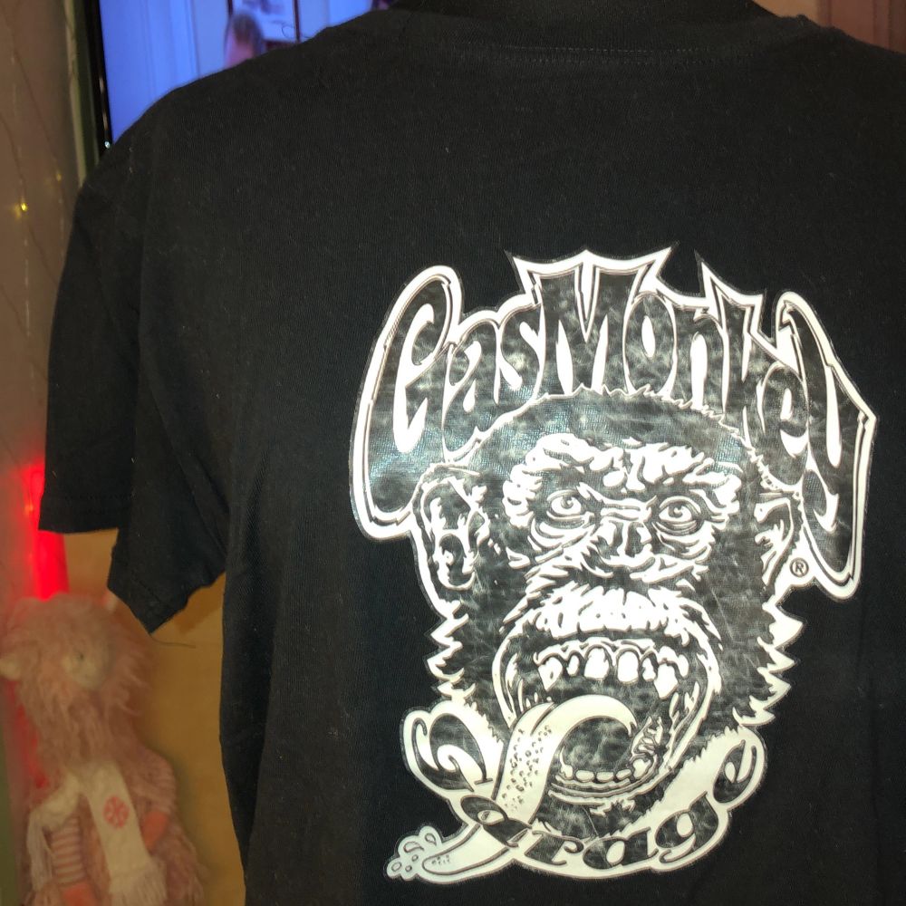 Tshirt knappt använd men märket har blivit rätt så slitet, därav priset. Det är en tshirt från märket gasmonkey. Står storlek L i den men passar en M perfekt. ☺️. T-shirts.