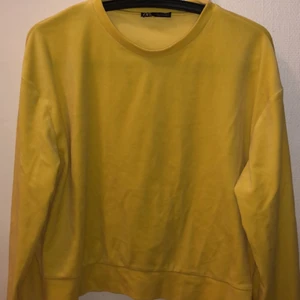 sweatshirt  - gul sweatshirt. har endast denna fåtal gånger, den gula färgen är starkare i verkligheten! frakt tillkommer 💕