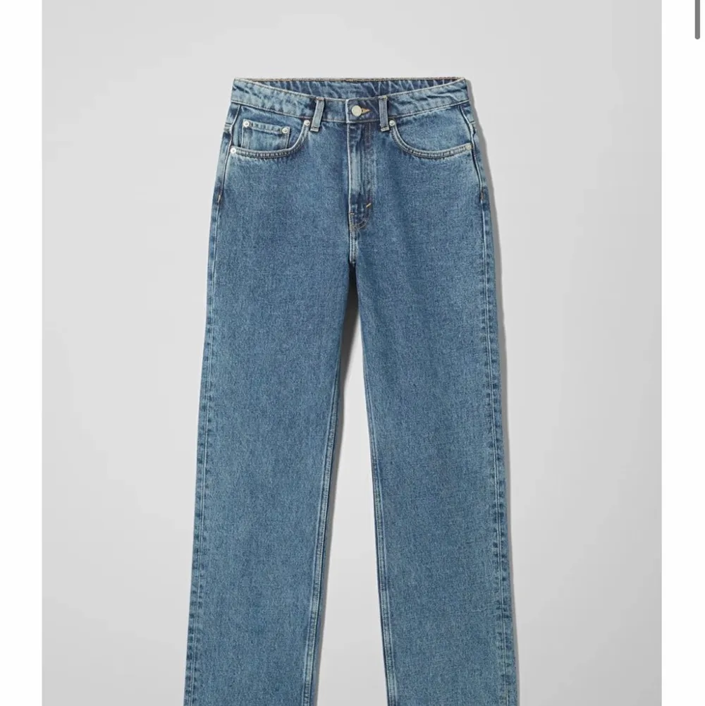 Säljer ett par jeans i modellen voyage från weekday. Knappt använda så i mycket bra skick! Frakt tillkommer . Jeans & Byxor.