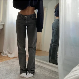 Zara mid rise - Säljer dessa sjukt snygga jeans,andvända 1 gång med lappen kvar och säljer vid bra bud. BUDA