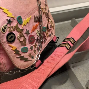 Zadig väska - Nu säljer jag min älskade zadig väska! Kommer med både kedja och band som är justerbart och har plats för mycket. Har använt denna mycket vilket tyävrr resulterat i lite smuts på kanterna, men det syns inte på. Sjukt snygg och ganska få som har. Köpte i butik för 2900 Mitt pris: 900