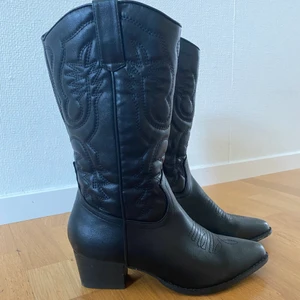 Cowboy boots - Cowboy boots som endast är använda 1 gång. Köpta för 550kr. Köparen står för frakten!