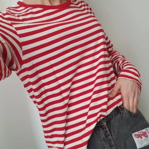 Röd-randig tröja - Supersöt randig tröja i strl S (men sitter lite oversize). Om du har frågor eller vill ha fler bilder så skicka ett Dm :^)