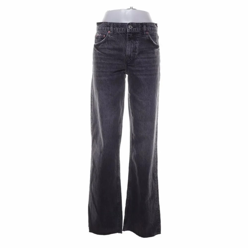 Säljer dessa gråa jeans från zara. De är i storlek 36 och är väldigt bra i längden på mig som är ca 172. Frakt tillkommer. (lånade bilder). Jeans & Byxor.