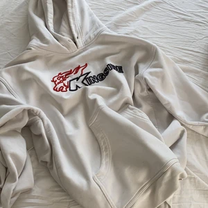 Hoodie - Säljer en vit Hoodie som jag köpt på second hand. Säljer då den inte kommer till så mycket användning längre. Saknar snören i luvan annars fint skick💓 Oversized på mig som vanligtvis har S/M i tröjor💓
