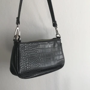 Handväska Ginatricot - Jättefin handväska från Ginatricot! Säljer då jag inte använder så mycket. Köptes för ett tag sedan men är i jättebra skick och är som ny. Köptes för 299kr men jag lägger ut den för 150. Möjligtvis budgivning.💕 Köparen står för frakt