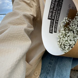 Beige kavaj oversize  - Beige kavaj från Weekday i ett otroligt fint tyg. Dem uppvikta ärmarna kan man vika ner. Storlek beroende på hur oversized man vill ha