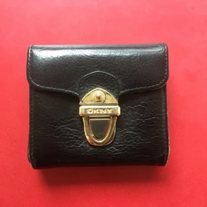 DKNY plånbok - Äkta läder, inköpt på NK.