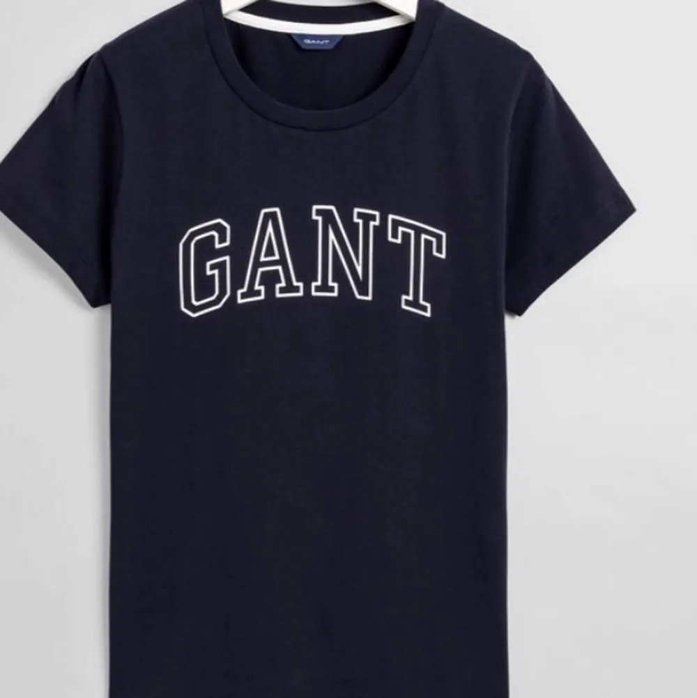 Klassiska, stilrena Gant t-shirts i grått och mörkblå. Produkterna är i nyskick. Säljer en för 200 eller bådaför 360. Exklusive frakt. T-shirts.