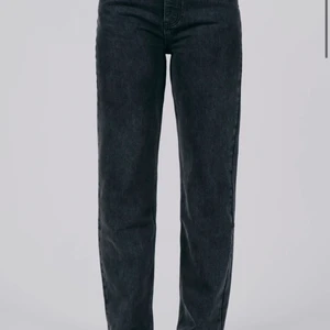 A dsgn - Endast prövade jeans från Alice stenlöf, säljer då dom var för stora för mig. Buda i kommeterarena från 1000 kr🖤