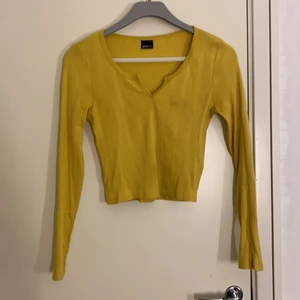 Snygg topp - Snygg v-ringad topp i en härlig färg. Storlek S. Endast använd en gång