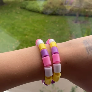 Halsband eller armband  - Hemmagjort halsband. Man kan välja om man vill ha det som ett armband eller ett halsband ❤️ Super snyggt🥰