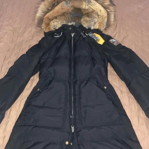 Parajumpers longbear S - Parajumper jacka long bear. Storlek S. Använd men som ny och inga skador! Jackan är kemtvättad. Pris diskuteras vid snabb affär. Byter även mot samma jacka fast storlek M