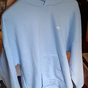 En baby blue hoodie - Säljer en baby blue hoodie. Ny med prislapp på. Storlek S men kommer även passa M 