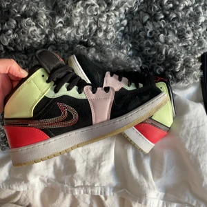 Jordans  - Jordans som är använda en gång, säljer därför för att de ej kommer till användning. Köpta på footlocker och är i storlek 38.