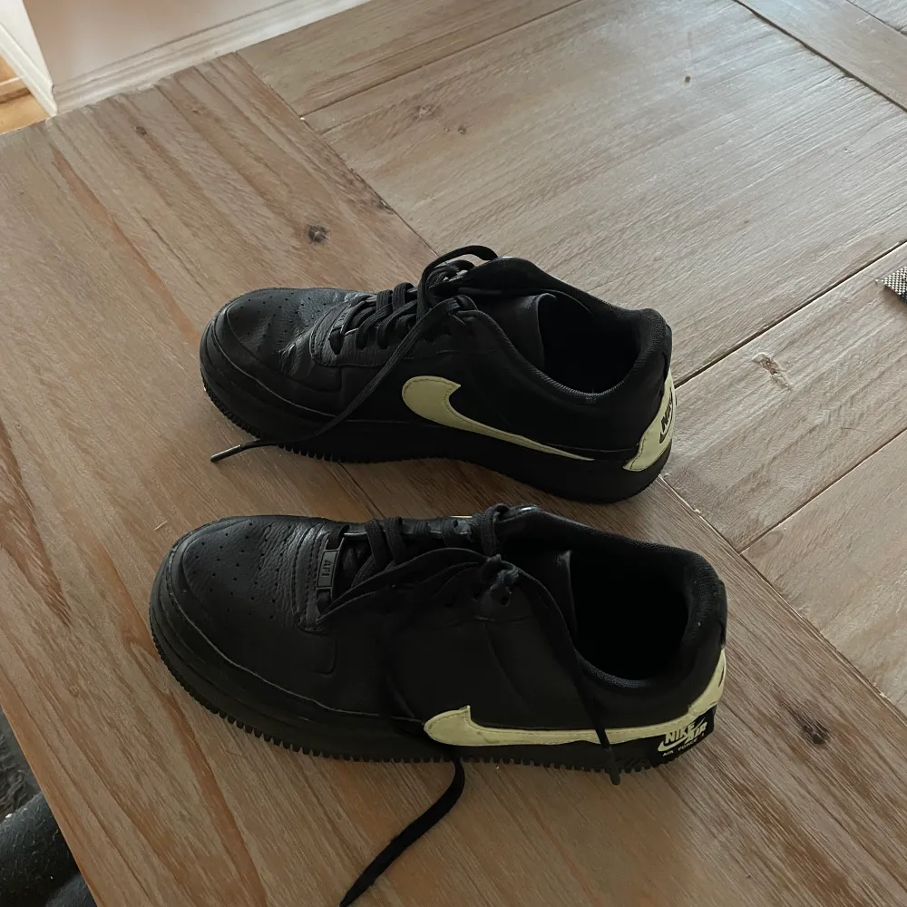 Svarta Nike air force med gul/grönt nike märke som lyser i mörkret. Säljer pga har inte kunnat använda dom så pass mycket för lite små. De är i ett bra skick.. Skor.