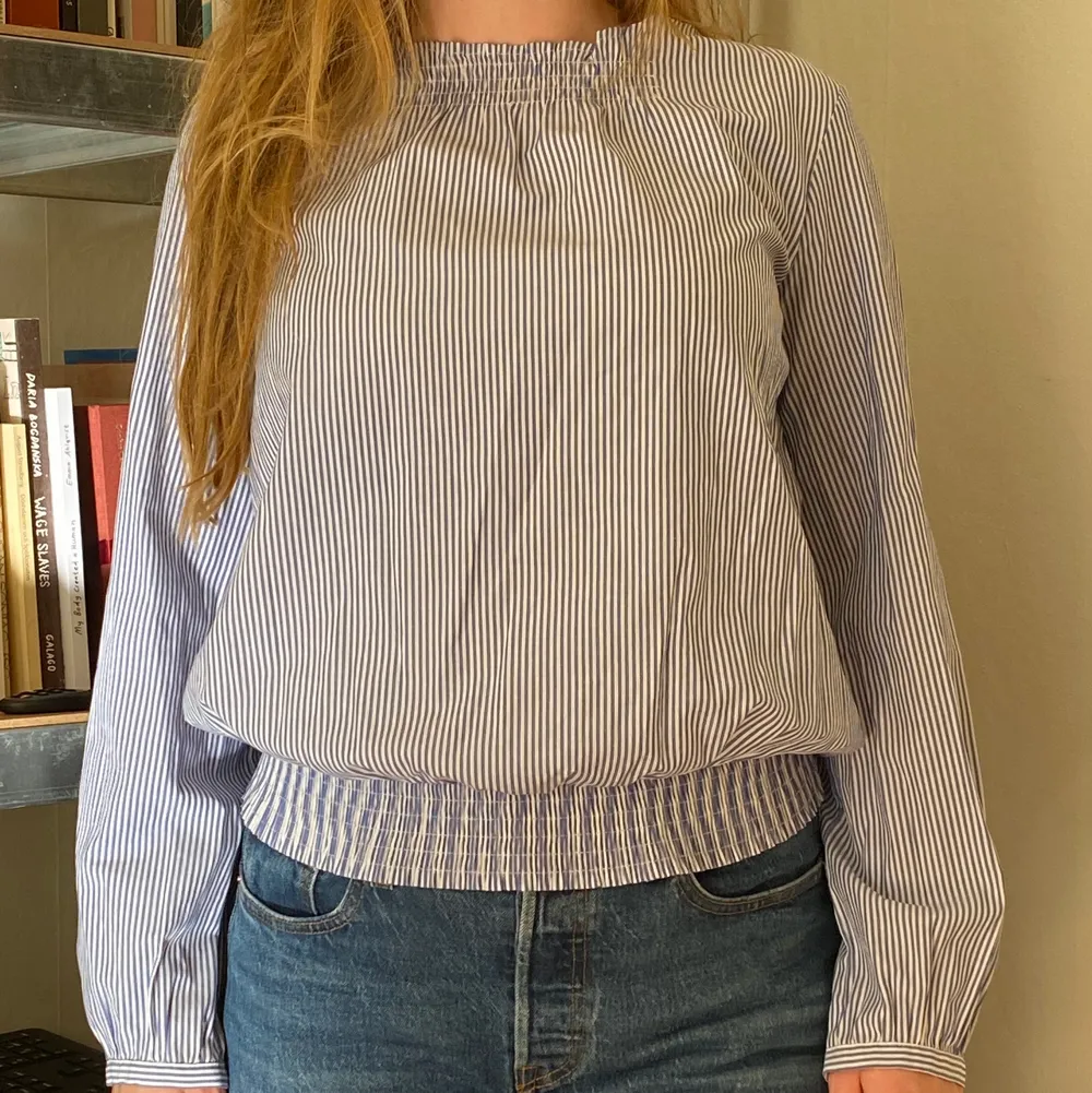 I’m selling this cute Zara blouse. It looks new and has been worn just a few times. We can meet in Stockholm or I can send it by mail. . Blusar.