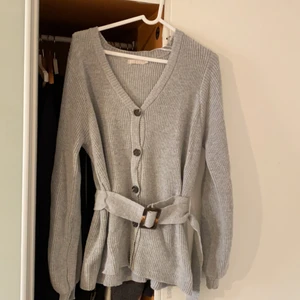 Kofta - Säljer denna mysiga kofta från vero Moda. Har aldrig använt denna då jag känt att den är för stor på mig. Koftan har ett tillhörande bälte som man kan ha med man kan självklart ha den utan också. Perfekt nu till hösten/vintern🤍