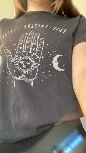 Söt t-shirt  - Super söt t-shirt från Gina Tricot i bra skick som säljs p.g.a att den inte kommer till användning längre. Dm för mer info <3