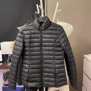 Superfin dunjacka - Dunjackan formar sig efter kroppen snyggt. 