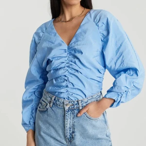 Blus från Gina Tricot - En jättefin Bluse från Gina tricot, oandvänd med lappen kvar. Säljer då den inte passar mig, köparen står för frakt💕