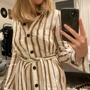 Skjortklänning zara - Superfin skjortklänning från Zara som inte kommer till användning, i ett linne-liknande material☺️ Den har slitsar på båda sidorna! 