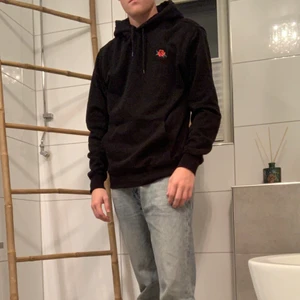 Svart hoodie - En snygg svart hoodie från H&M! Liten ros på bröstet:) storlek M. Köparen betalar frakt