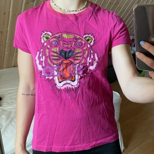 Kenzo T-shirt  - Mörkrosa T-shirt ifrån kenzo med deras tigerlogga framtill! I fint skick. Hör av er vid frågor eller om ni vill ha fler bilder!💞