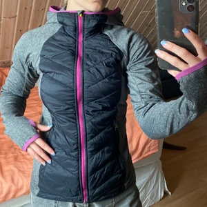 Träningsjacka - Grå träningsjacka med svarta och lila detaljer! Jätteskön och rörlig! Perfekt för träning utomhus på hösten och vintern! Hittar inte vilken storlek det är men skulle gissa xs-s Hör av er om ni vill ha fler bilder eller har frågor💖