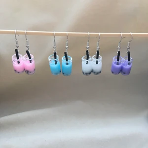 Boba tea örhängen  - Dom finns bara kvar i lila, dom andra färgerna är slutsålda. Krokarna är nickelfria