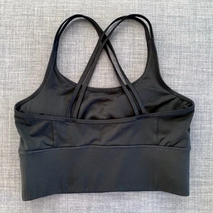 Svart träningslinne - Svart träningslinne med korsade band bak. Från bubbleroom, strl M.