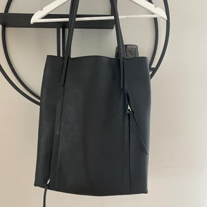 Väska från Zara - Svart fin väska med dragkedjor två fack 