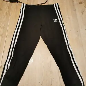 Fina o sköna Adidas tights! Säljs pga för små. Vet inte exakt storlek men skulle gissa på 140/146!115kr. Kan skickas! :) 