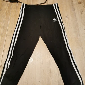 Adidas tights !  - Fina o sköna Adidas tights! Säljs pga för små. Vet inte exakt storlek men skulle gissa på 140/146!115kr. Kan skickas! :) 