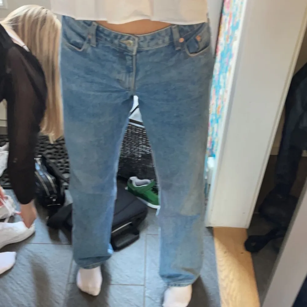 Säljer mina snygga och trendiga lågmidjade Arrow Jeans från weekday. Dom sitter oversize på mig som har S/M, men lite stora i midjan. Köparen står för frakten, kan mötas upp i Kungsbacka. Kontakta mig i dm för intresse❤️priset kan diskuteras❤️ . Farkut & Housut.