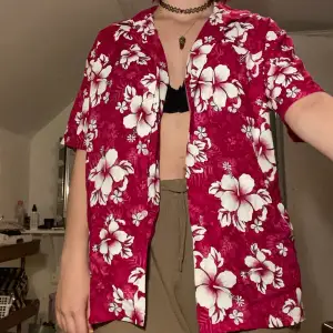En ros blommig hawaii skjorta, aldrig använd