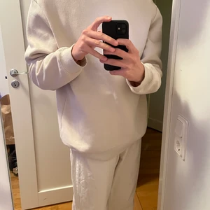 Beige Sweatshirt - Säljer min oanvända sweatshirt från H&M i storlek L. Den är i superskick. Sitter som en smäck på mig som bär m men passar även L.