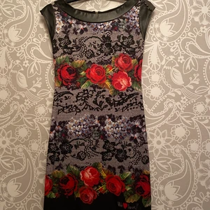 Desigual klänning XS - Snygg klänning, använd 3 gånger. Skinnimitationen vid armarna har tyvärr torkat när den hängt i garderoben 😢 tror att man kan fixa det så att det blir bra. Skickar  bilder om man vill se hur det torkade ser ut.