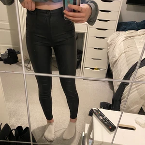 skinnbyxor - fakeskinn byxor ifrån Strandivarius